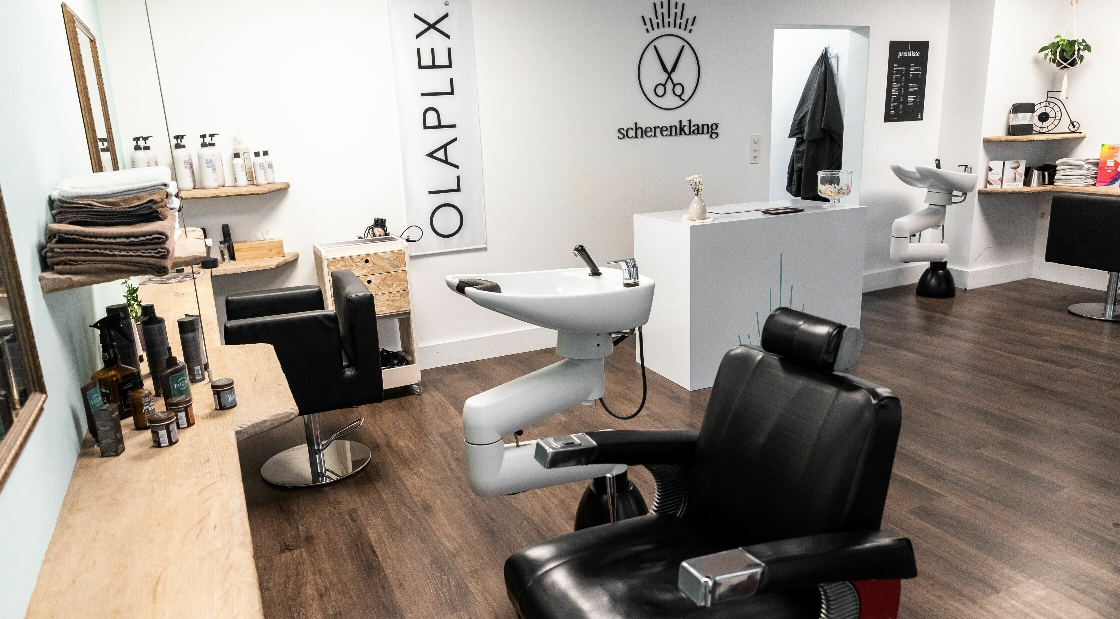 Moderne Friseursalon-Innenansicht bei Scherenklang, St. Gallen, Schweiz, CH.