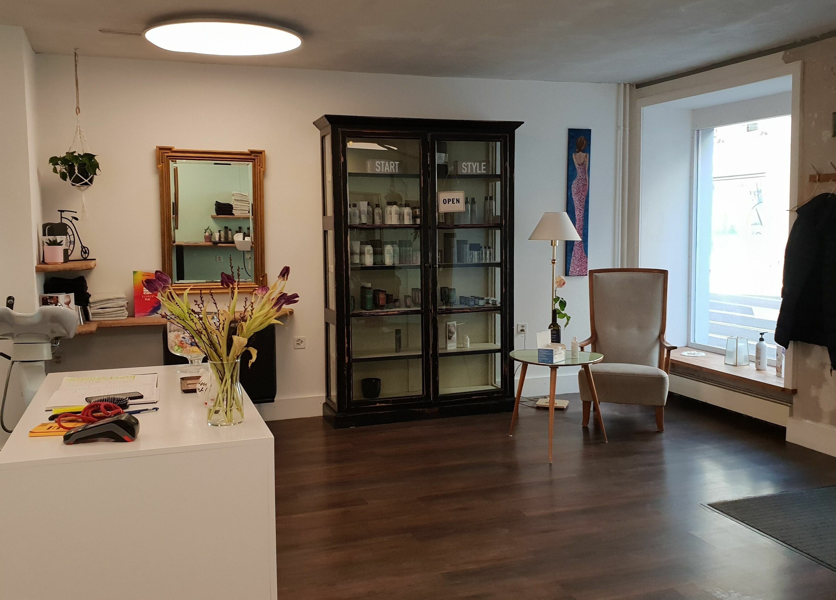 Innenraum von Scherenklang, St. Gallen, Schweiz, CH, modern und einladend gestaltet.