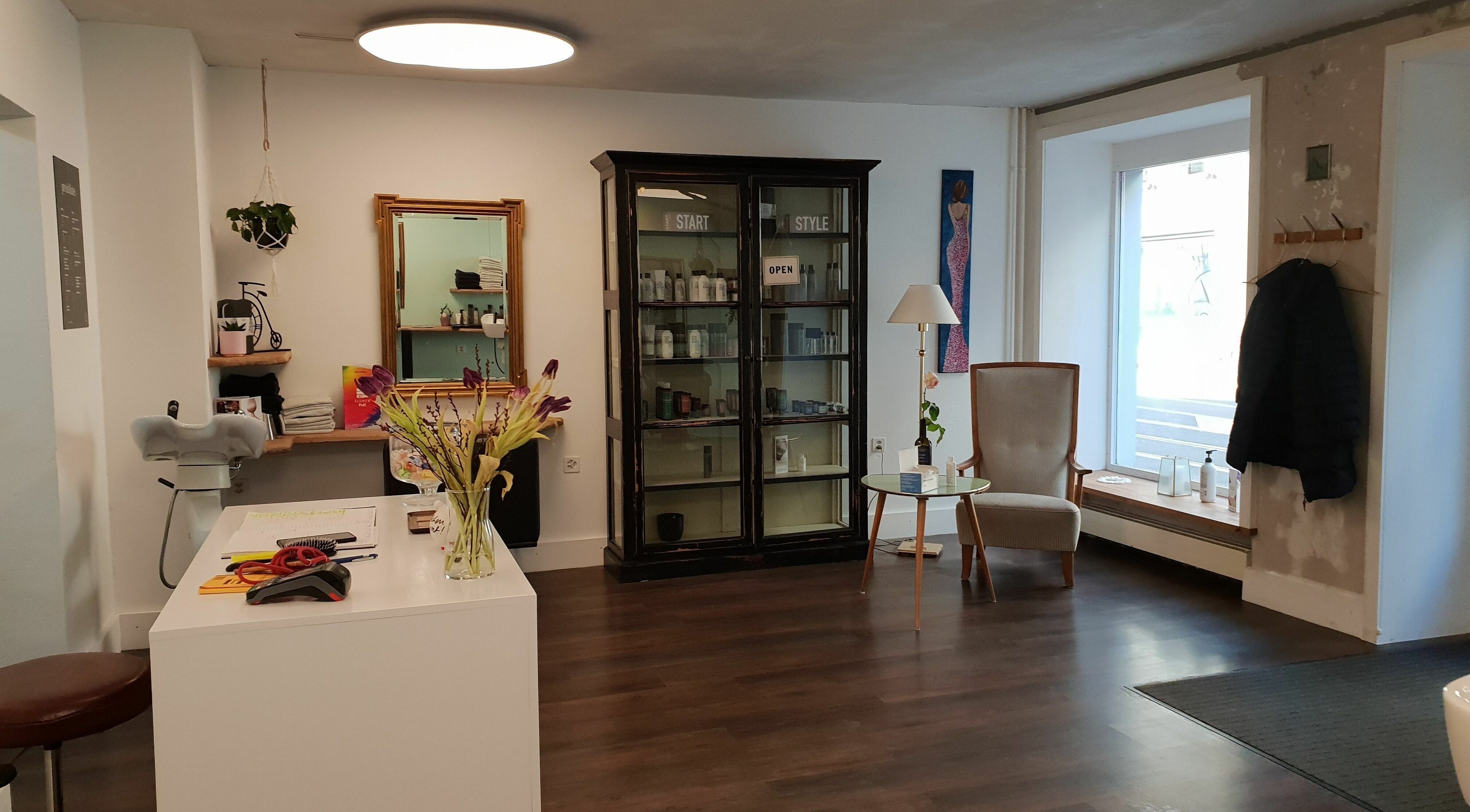 Innenraum von Scherenklang, St. Gallen, Schweiz, CH, modern und einladend gestaltet.