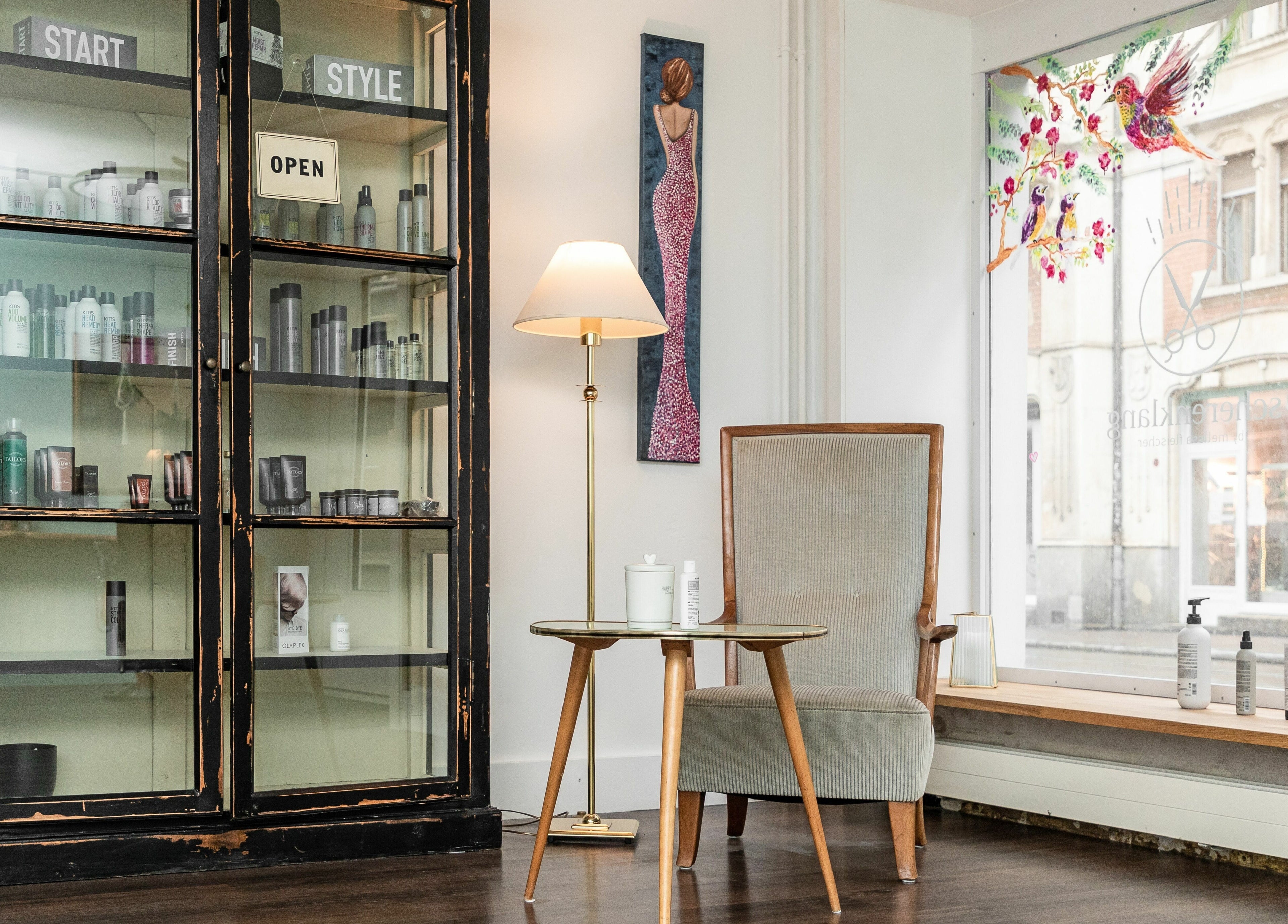 Elegantes Interieur von Scherenklang in St. Gallen, Schweiz, CH, mit stilvollem Dekor und Pflegeprodukten.