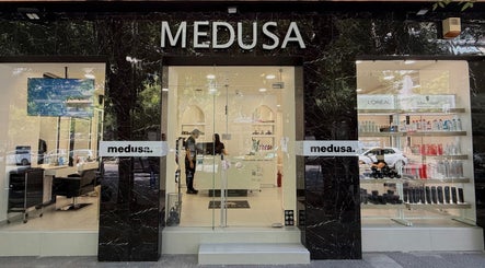 Η είσοδος του Medusa Agiou Dimitriou στη Θεσσαλονίκη, GR. Κομψός σχεδιασμός και προϊόντα βιτρίνας.
