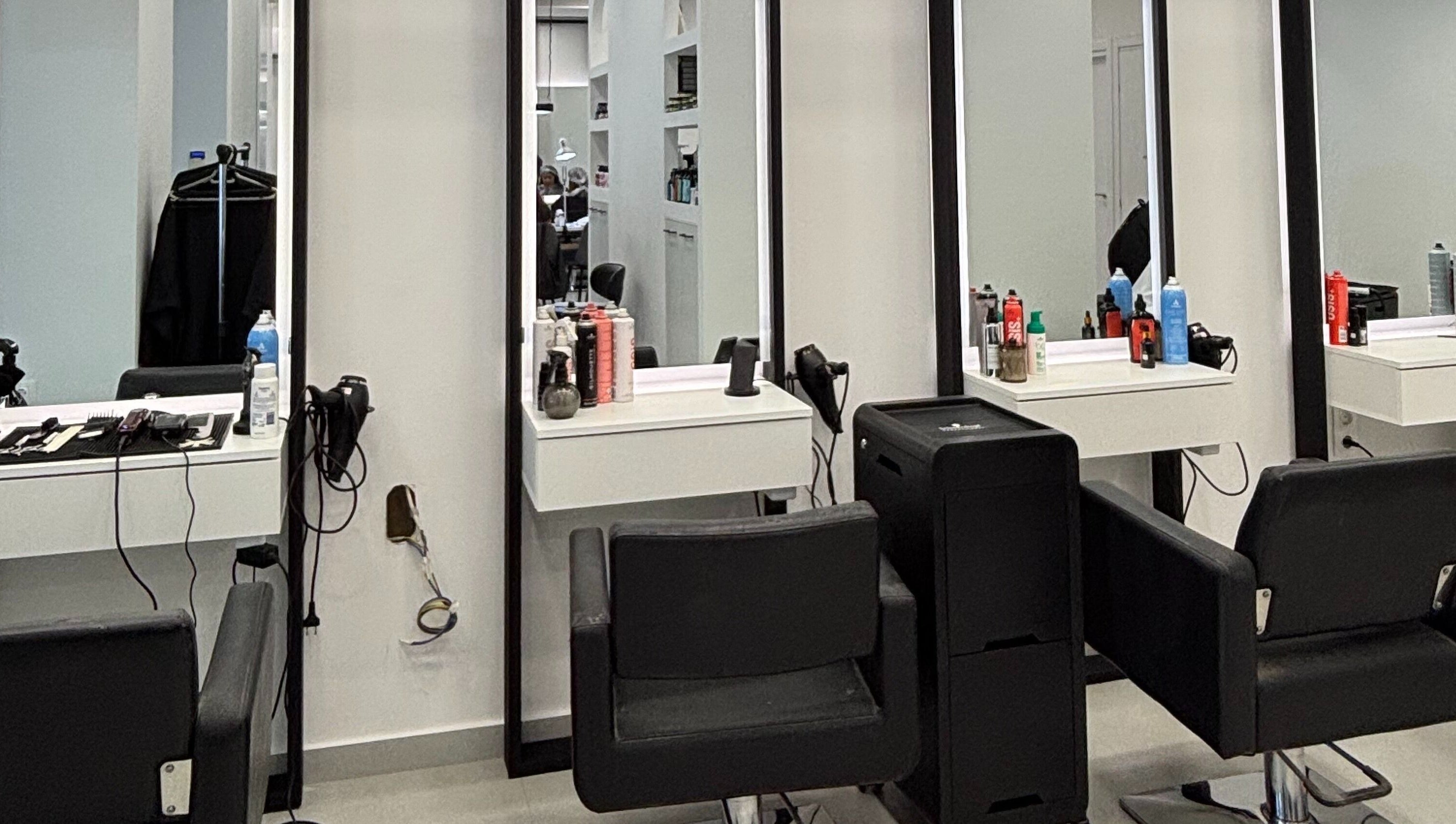 Κομψό σαλόνι ομορφιάς στο Medusa Agiou Dimitriou, Thessaloniki, GR με καθρέφτες και καρέκλες.