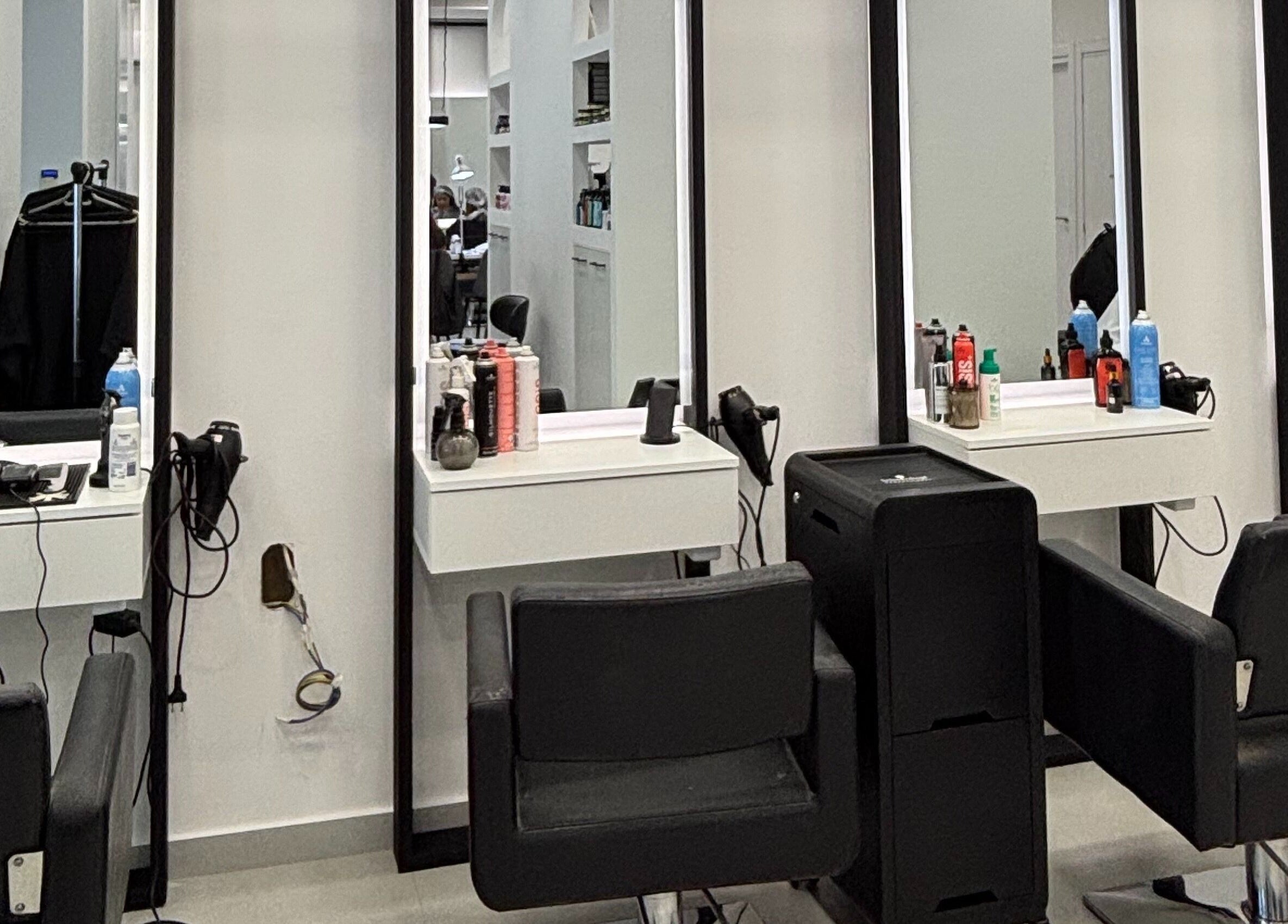 Κομψό σαλόνι ομορφιάς στο Medusa Agiou Dimitriou, Thessaloniki, GR με καθρέφτες και καρέκλες.