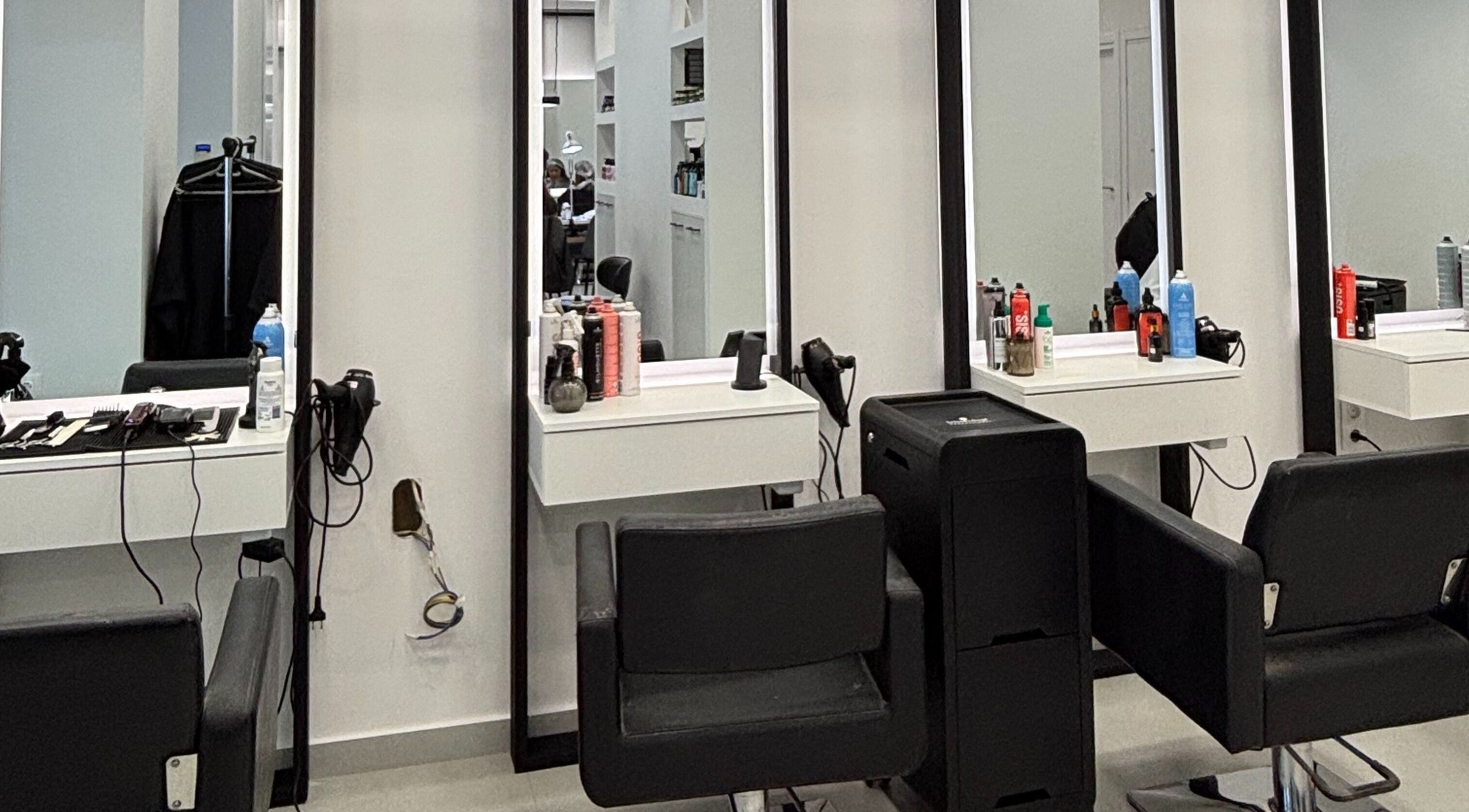 Κομψό σαλόνι ομορφιάς στο Medusa Agiou Dimitriou, Thessaloniki, GR με καθρέφτες και καρέκλες.