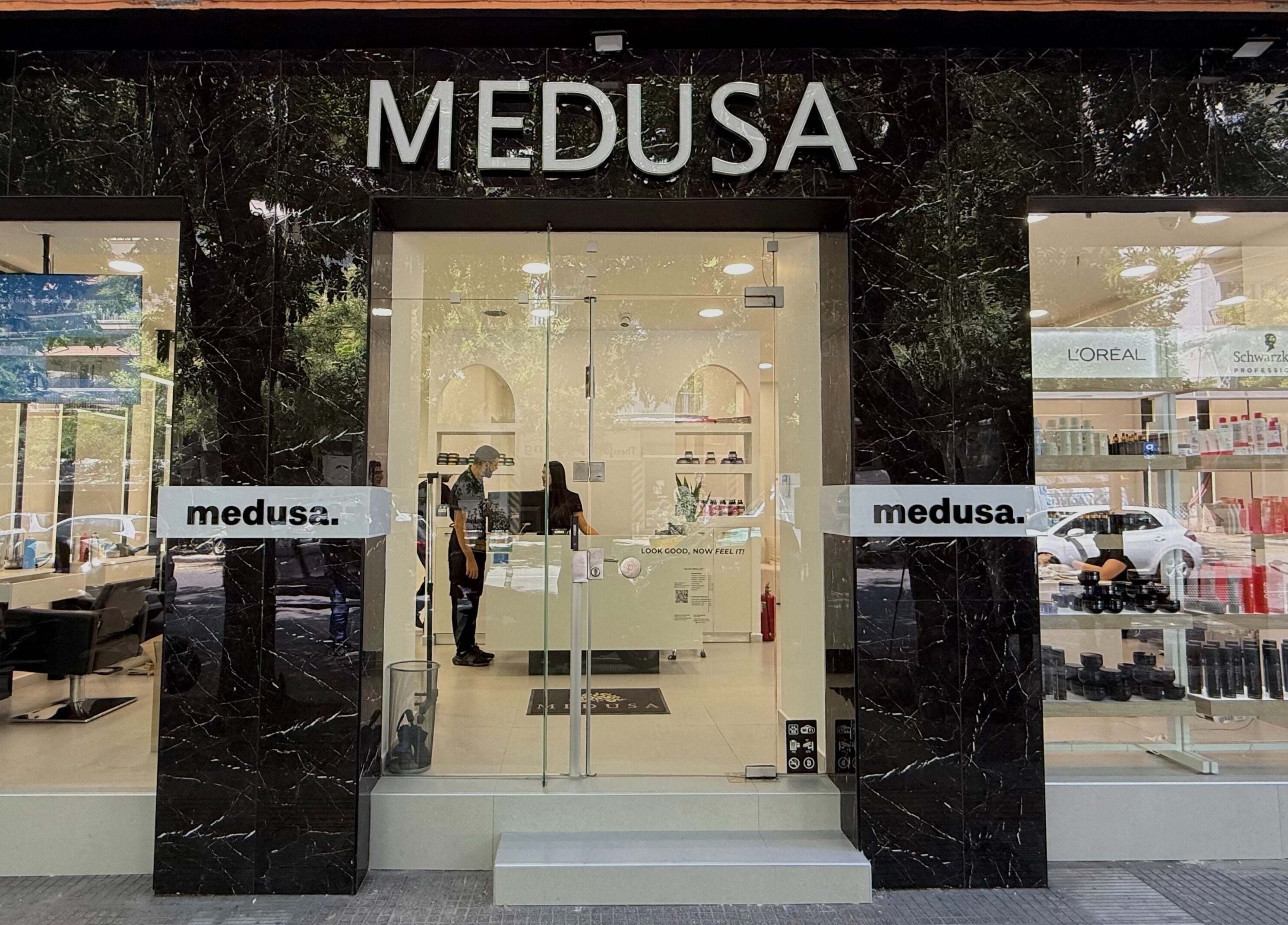 Η είσοδος του Medusa Agiou Dimitriou στη Θεσσαλονίκη, GR με προϊόντα ομορφιάς στη βιτρίνα.