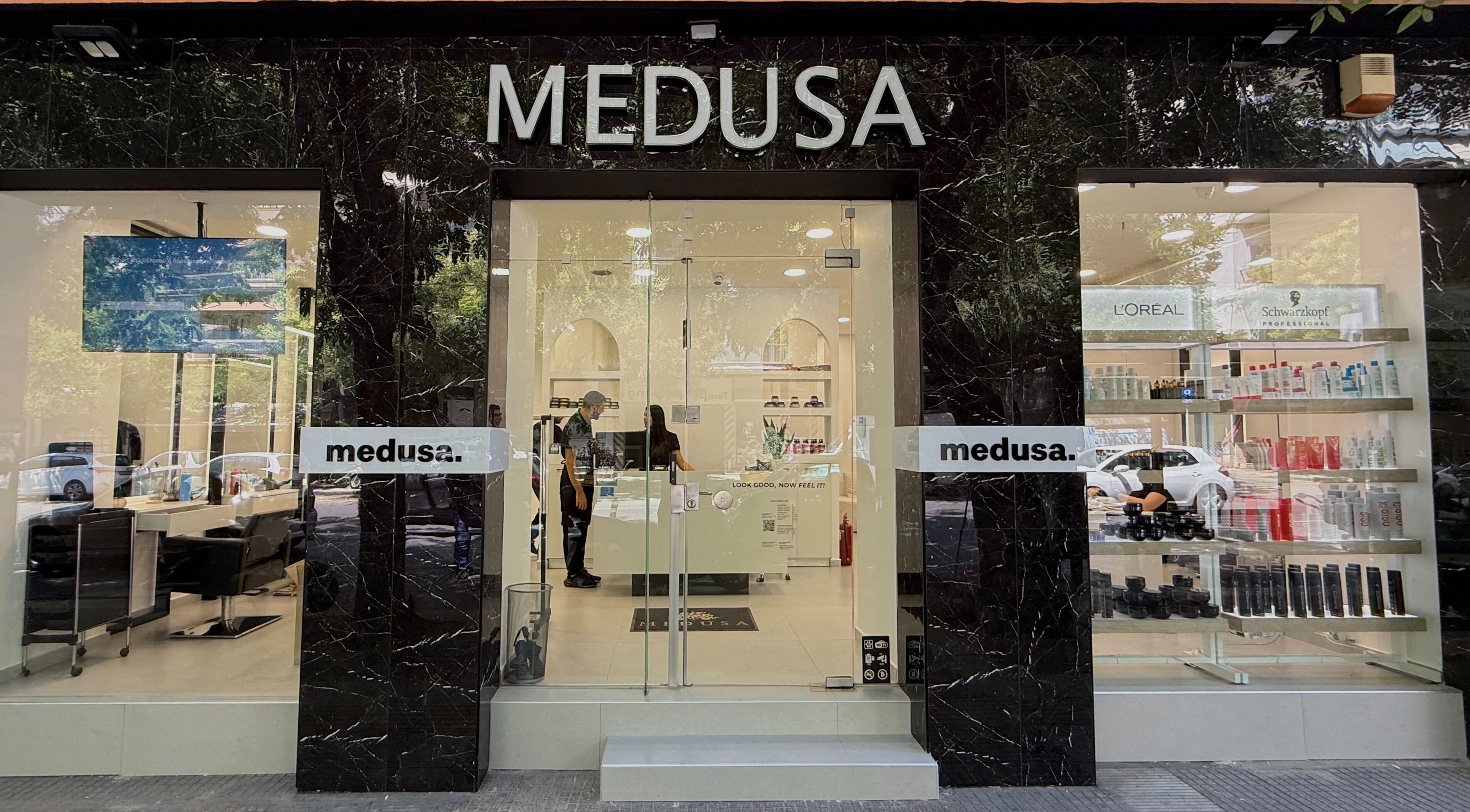 Η είσοδος του Medusa Agiou Dimitriou στη Θεσσαλονίκη, GR με προϊόντα ομορφιάς στη βιτρίνα.
