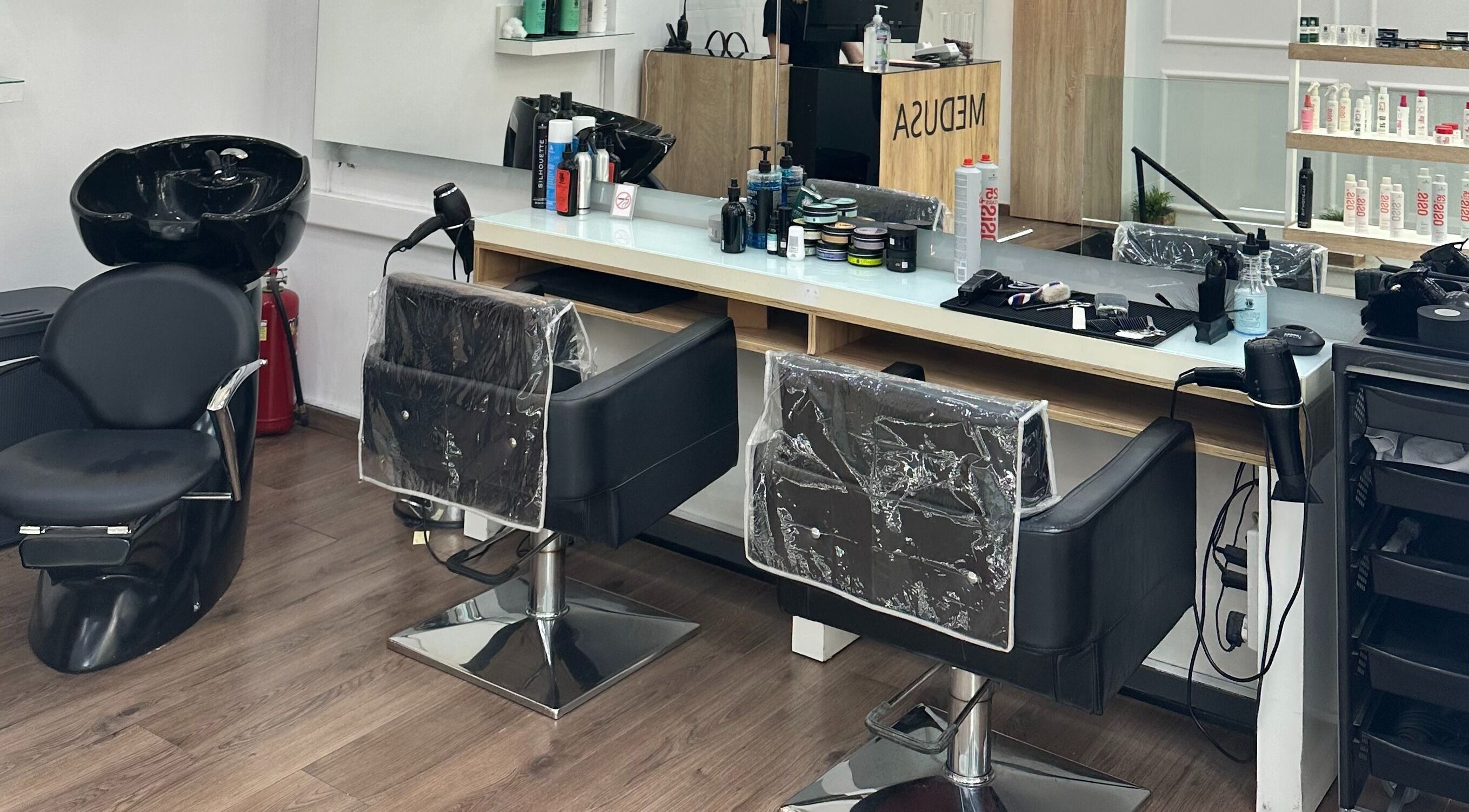 Σαλόνι ομορφιάς Medusa Al.Svolou με κομψές καρέκλες κουρείου στη Θεσσαλονίκη, Ελλάδα, GR.
