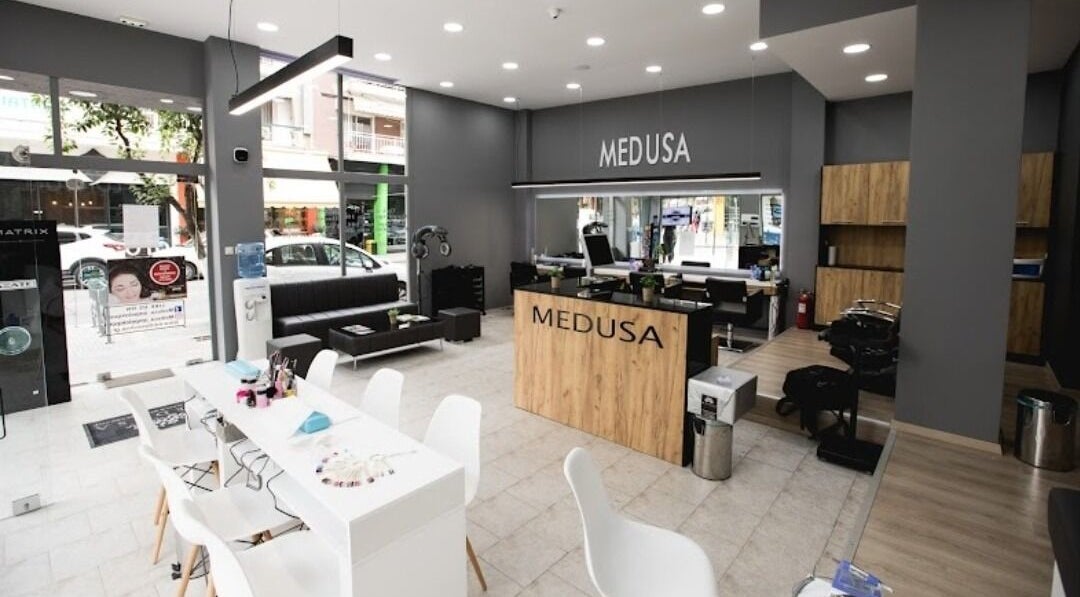 Εσωτερικό καθαρού και μοντέρνου κομμωτηρίου Medusa Ampelokipoi, ΘΕΣΣΑΛΟΝΙΚΗ, GR.