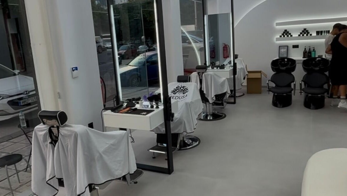 Εσωτερικό του Medusa Barber Kon στη Θεσσαλονίκη, GR με μοντέρνους χώρους και καθίσματα.