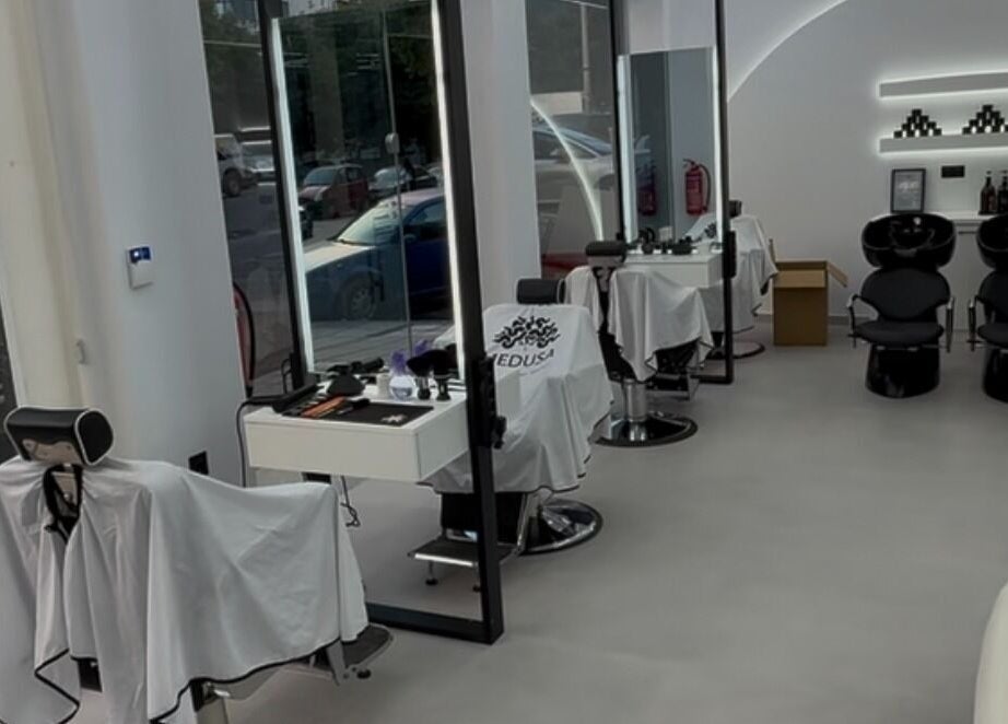 Εσωτερικό του Medusa Barber Kon στη Θεσσαλονίκη, GR με μοντέρνους χώρους και καθίσματα.