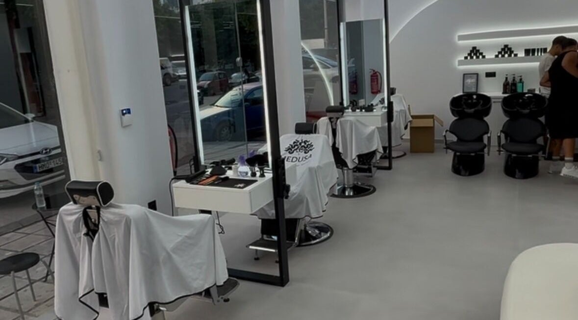 Εσωτερικό του Medusa Barber Kon στη Θεσσαλονίκη, GR με μοντέρνους χώρους και καθίσματα.