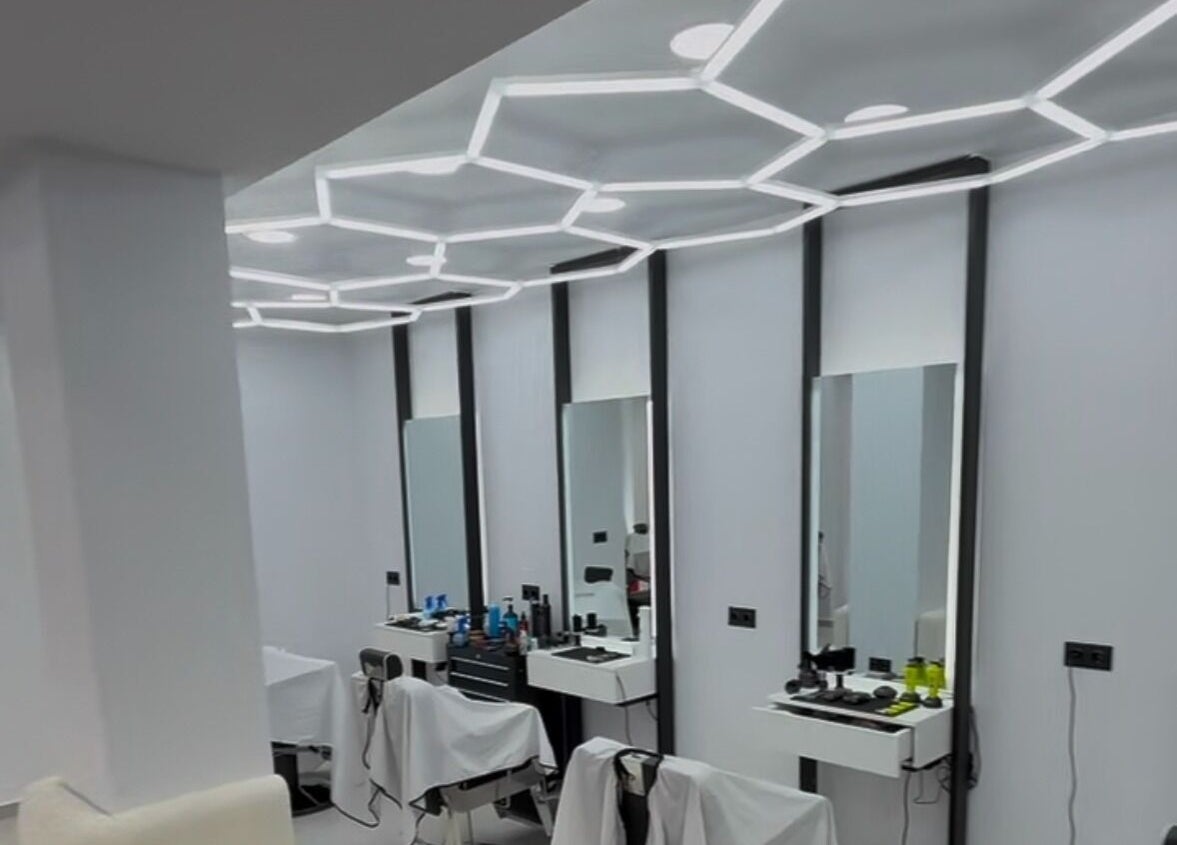 Σύγχρονο σαλόνι στο Medusa Barber Kon Thessaloniki, GR με μοντέρνα διακόσμηση και καθρέπτες.