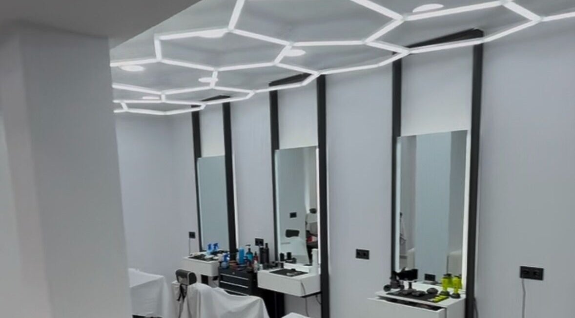 Σύγχρονο σαλόνι στο Medusa Barber Kon Thessaloniki, GR με μοντέρνα διακόσμηση και καθρέπτες.