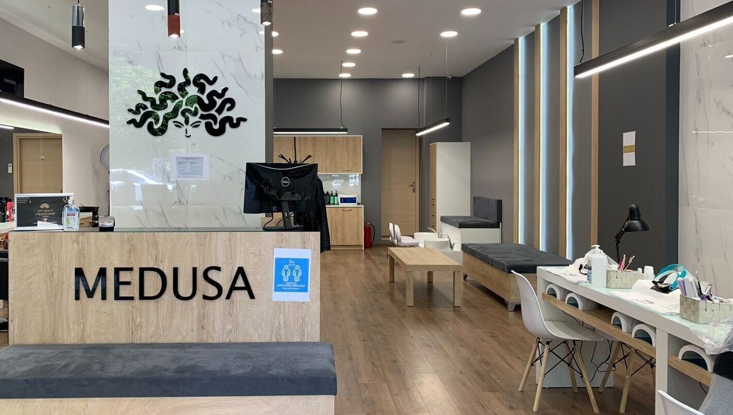 Εσωτερικός χώρος του Medusa Botsari στη Θεσσαλονίκη, GR, με μοντέρνα διακόσμηση και κομψό σχεδιασμό.