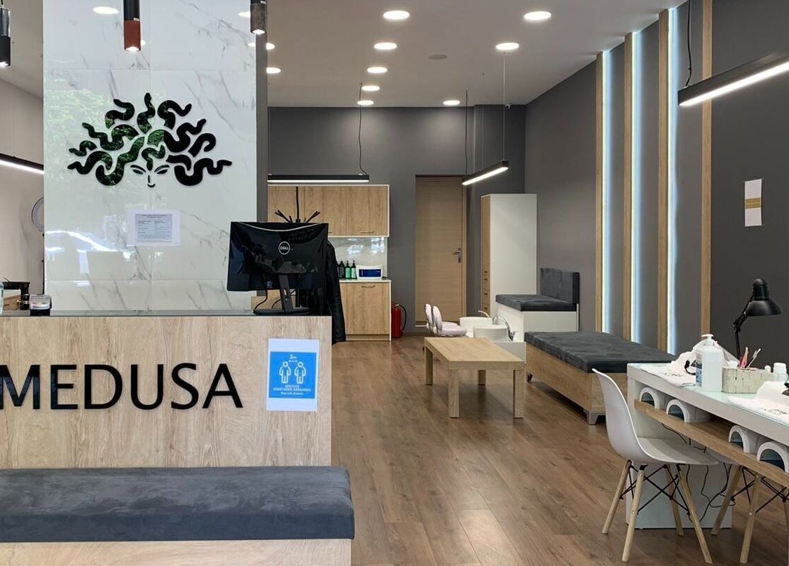 Εσωτερικός χώρος του Medusa Botsari στη Θεσσαλονίκη, GR, με μοντέρνα διακόσμηση και κομψό σχεδιασμό.