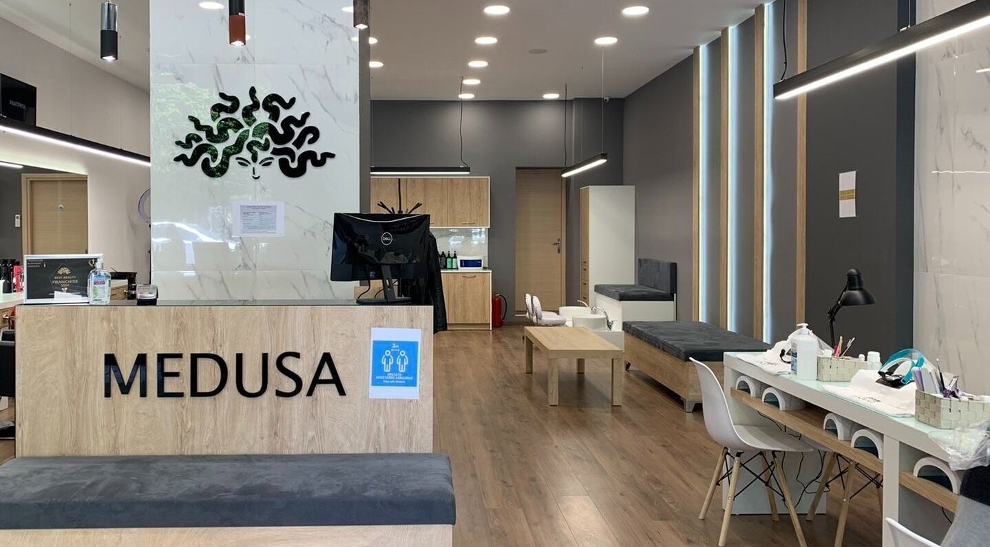 Εσωτερικός χώρος του Medusa Botsari στη Θεσσαλονίκη, GR, με μοντέρνα διακόσμηση και κομψό σχεδιασμό.