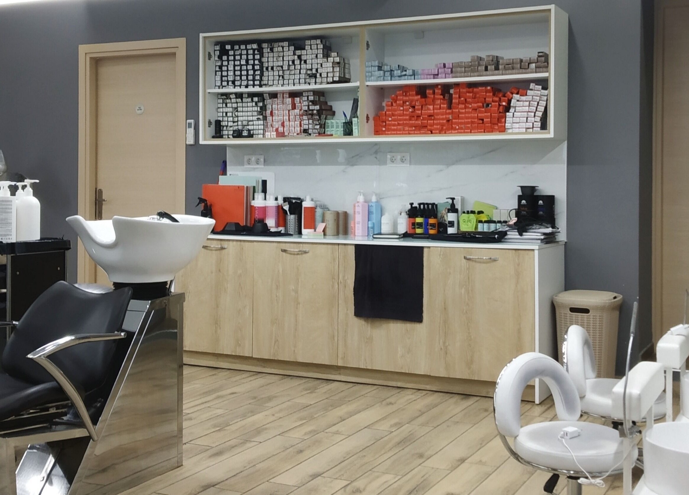 Χώρος περιποίησης στο Medusa Botsari, Thessaloniki, GR με έπιπλα και προϊόντα ομορφιάς.