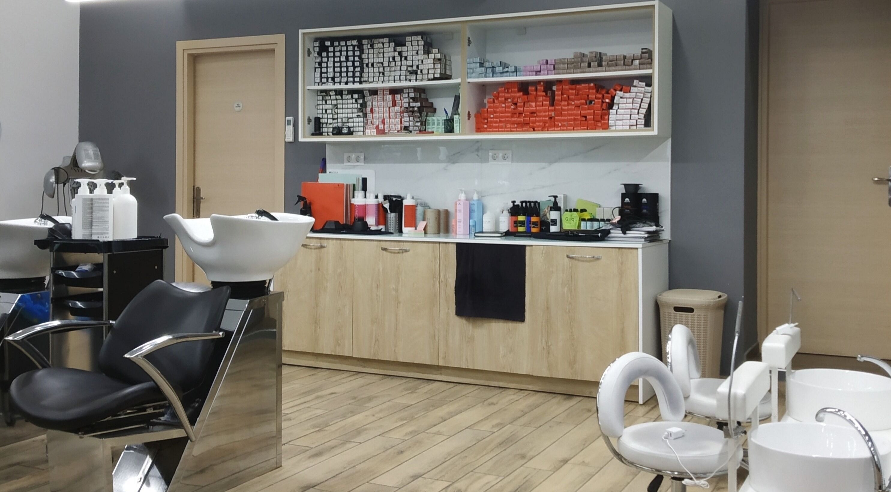 Χώρος περιποίησης στο Medusa Botsari, Thessaloniki, GR με έπιπλα και προϊόντα ομορφιάς.