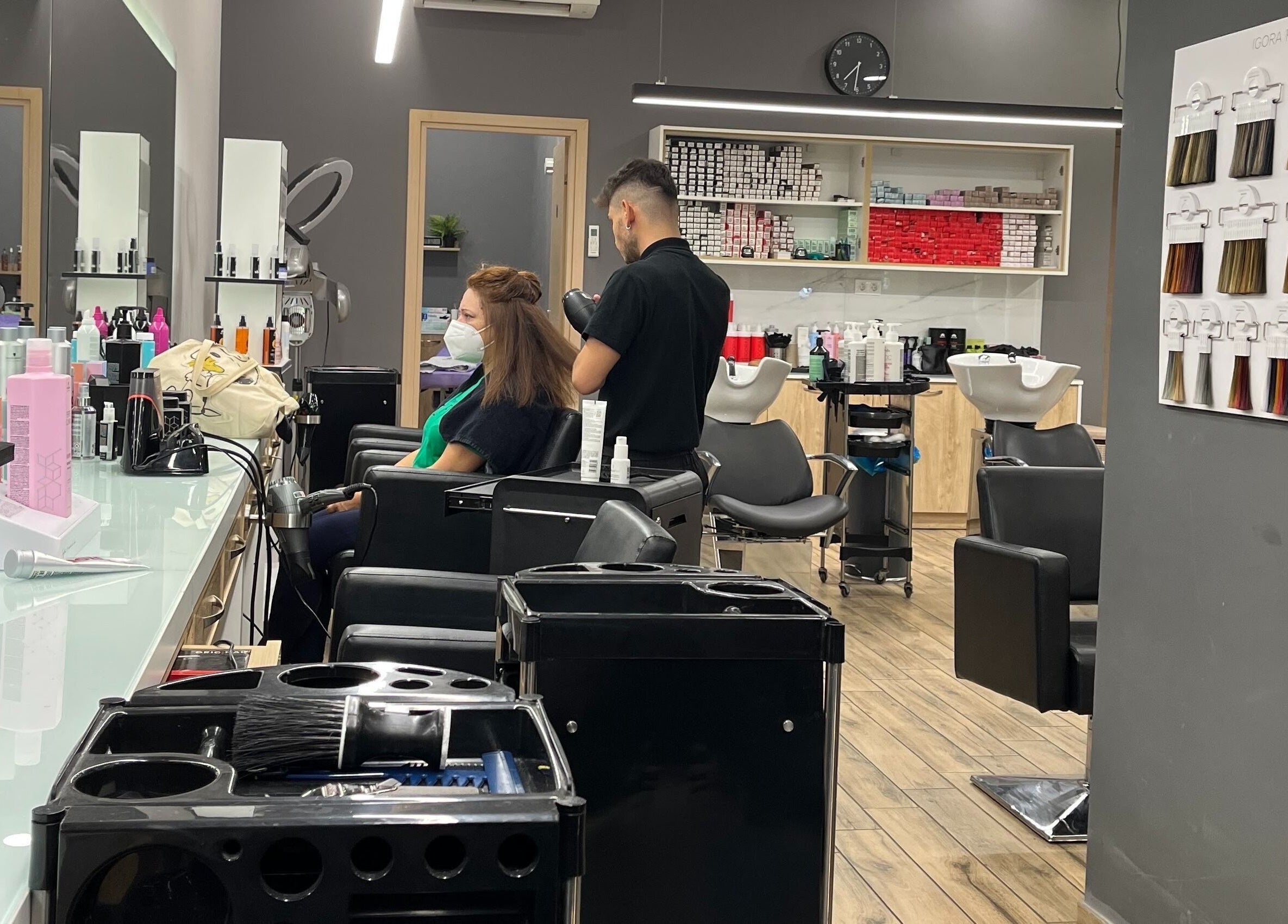 Εσωτερικό κομμωτηρίου Medusa Botsari στη Θεσσαλονίκη, GR με κομμωτές σε δράση.