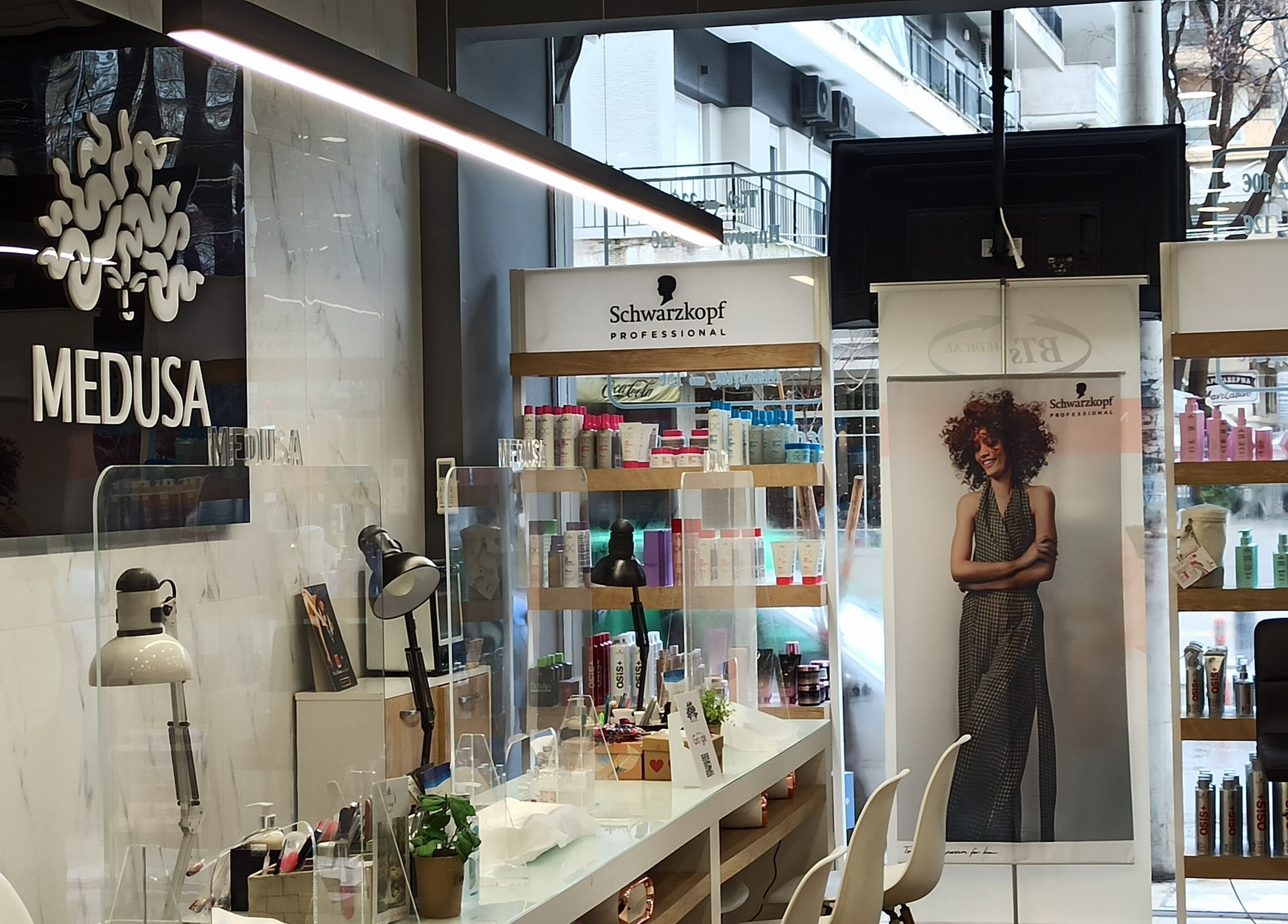 Σύγχρονος χώρος ομορφιάς Medusa Botsari στη Θεσσαλονίκη, GR, με επαγγελματικά προϊόντα περιποίησης.