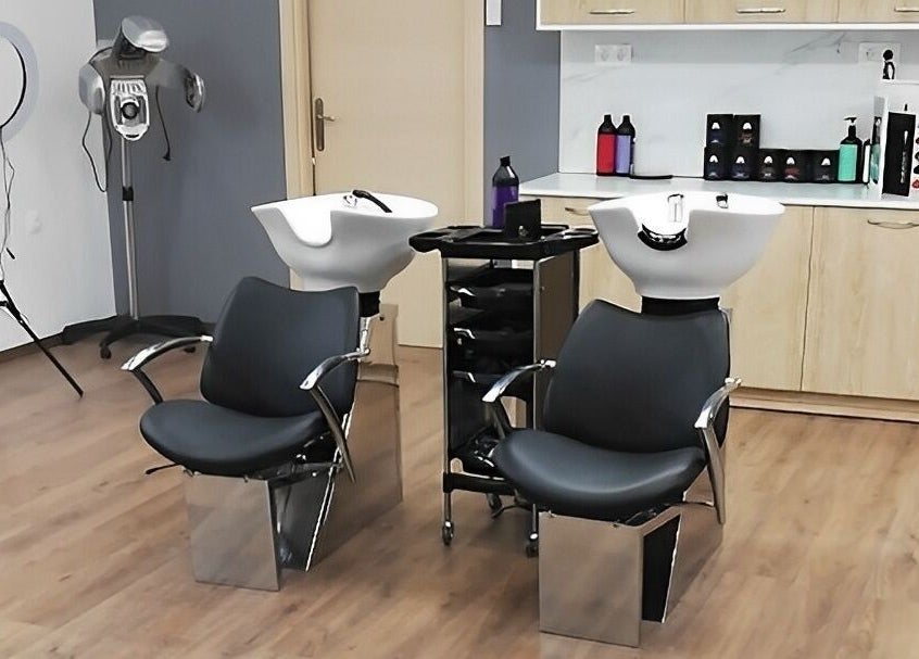 Σαλόνι Medusa Botsari στη Θεσσαλονίκη με σύγχρονη διακόσμηση και εξοπλισμό ομορφιάς.