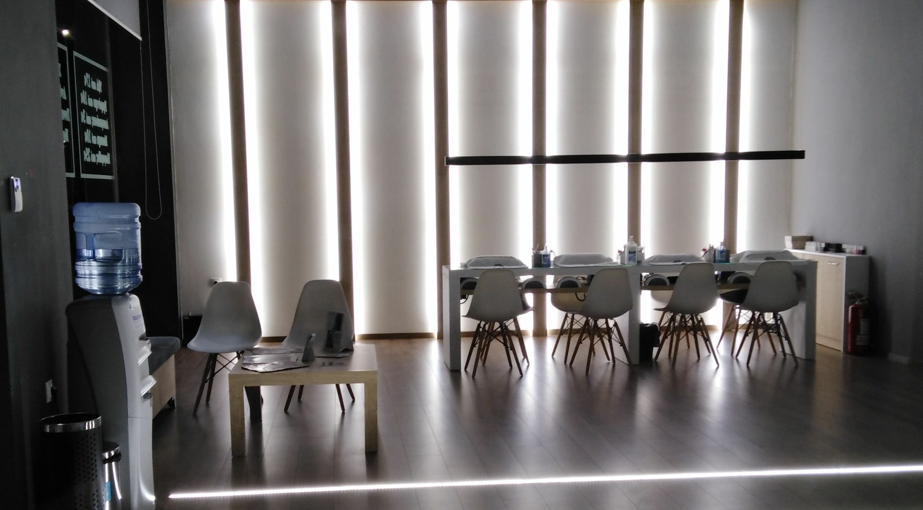 Κομψή αίθουσα αναμονής στο Medusa Xarilaou, Θεσσαλονίκη, GR με φωτισμό και σύγχρονες καρέκλες.