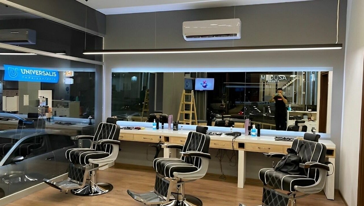 Εσωτερικό χώρου Medusa Barber Euosmos με καρέκλες κουρείου, Euosmos, GR.