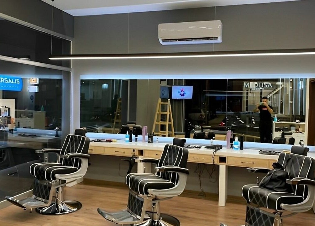 Εσωτερικό χώρου Medusa Barber Euosmos με καρέκλες κουρείου, Euosmos, GR.