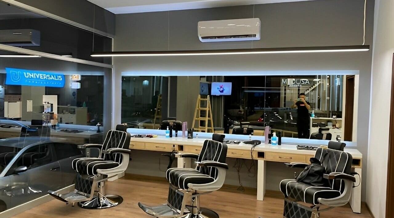 Εσωτερικό χώρου Medusa Barber Euosmos με καρέκλες κουρείου, Euosmos, GR.