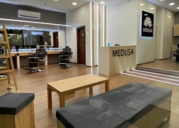 Εσωτερικός χώρος Medusa Barber Euosmos, κομψός καναπές και μοντέρνα διακόσμηση, Εύοσμος, GR.