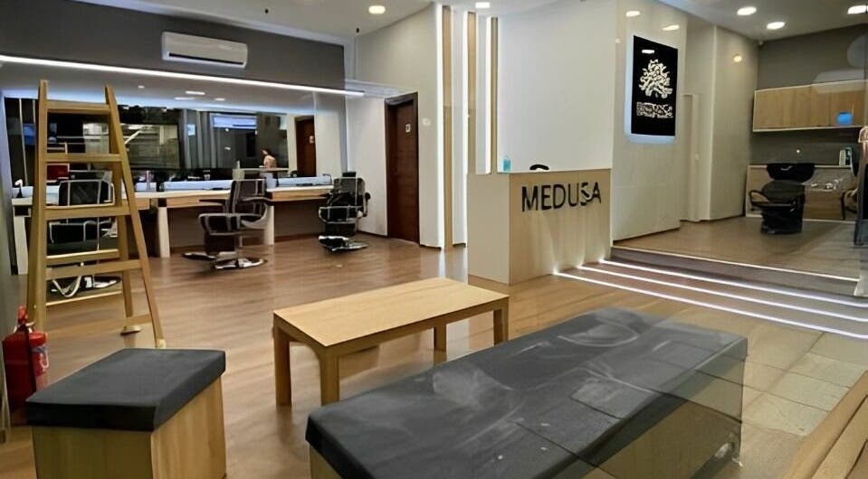 Εσωτερικός χώρος Medusa Barber Euosmos, κομψός καναπές και μοντέρνα διακόσμηση, Εύοσμος, GR.