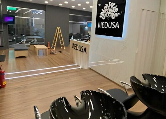 Σύγχρονος χώρος του Medusa Barber Euosmos, Ευοσμος, GR με πολυτελή καθίσματα και καθαρούς χώρους.