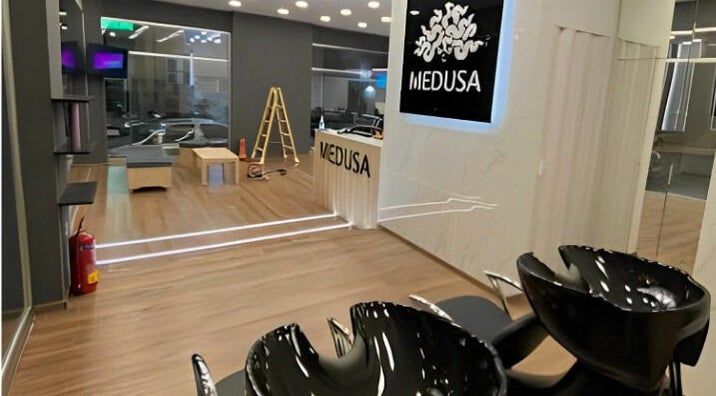 Σύγχρονος χώρος του Medusa Barber Euosmos, Ευοσμος, GR με πολυτελή καθίσματα και καθαρούς χώρους.