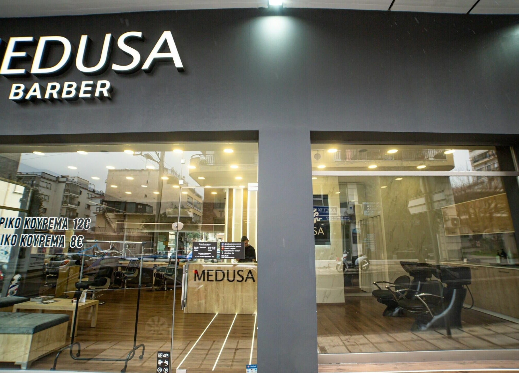 Η κομψή είσοδος του Medusa Barber Euosmos, στον Ευόσμο, GR με μοντέρνα διακόσμηση.