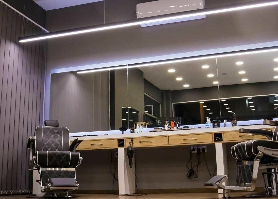 Καλαίσθητο εσωτερικό του Medusa Barber Euosmos στη διεύθυνση Euosmos, GR με δύο σύγχρονες καρέκλες κουρέα.