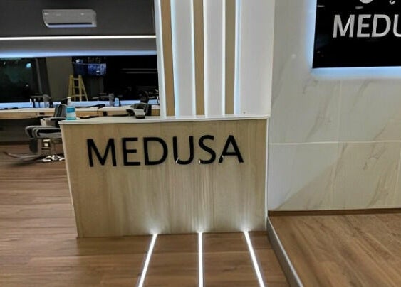 Μοντέρνος χώρος υποδοχής στο Medusa Barber Euosmos στην Euosmos, GR με καρέκλες κομμωτηρίου.