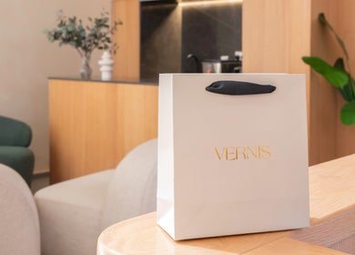 Elegant Vernis Nail Spa bag at Al Nakheel Branch, Riyadh, Riyadh, SA, showcasing a stylish interior.