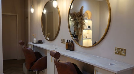 Lux - Cathcart salon in Glasgow, Scotland, GB with elegant mirrors and classic chairs for a refined experience.