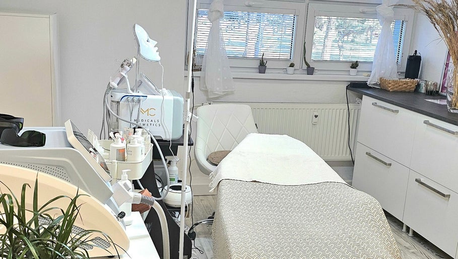 Moderní ošetřovna v OXY Cosmetology, Bratislavský Kraj, SK s pohodlným křeslem a kosmetickým vybavením.