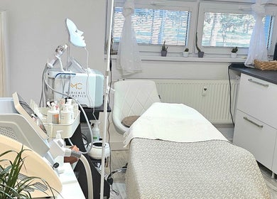 Moderní ošetřovna v OXY Cosmetology, Bratislavský Kraj, SK s pohodlným křeslem a kosmetickým vybavením.