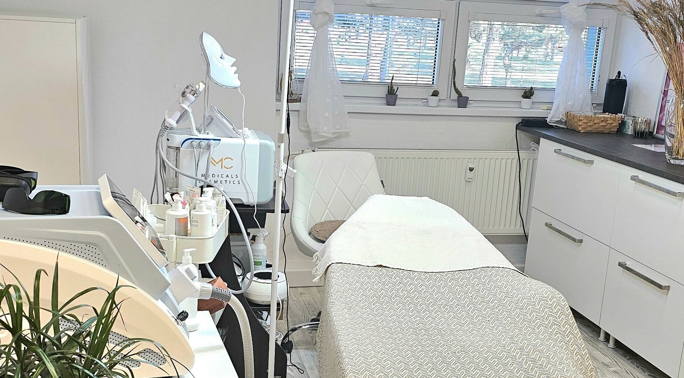 Moderní ošetřovna v OXY Cosmetology, Bratislavský Kraj, SK s pohodlným křeslem a kosmetickým vybavením.