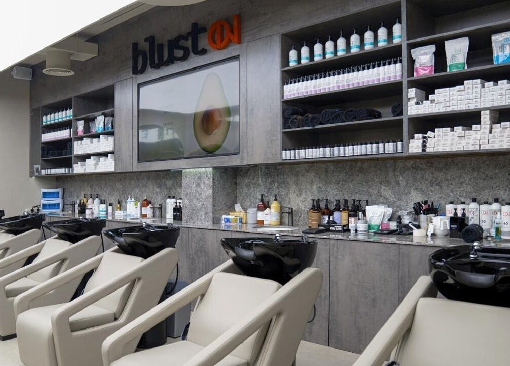 Victor Keyrouz X Amaraya offers a sleek salon interior in Dubai, AE with luxury shampoo chairs and products.