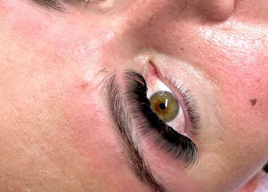 Close-up of eyelash extensions at Snatched Cosmetics, Boksburg, Gauteng, ZA, showcasing expert beauty application.