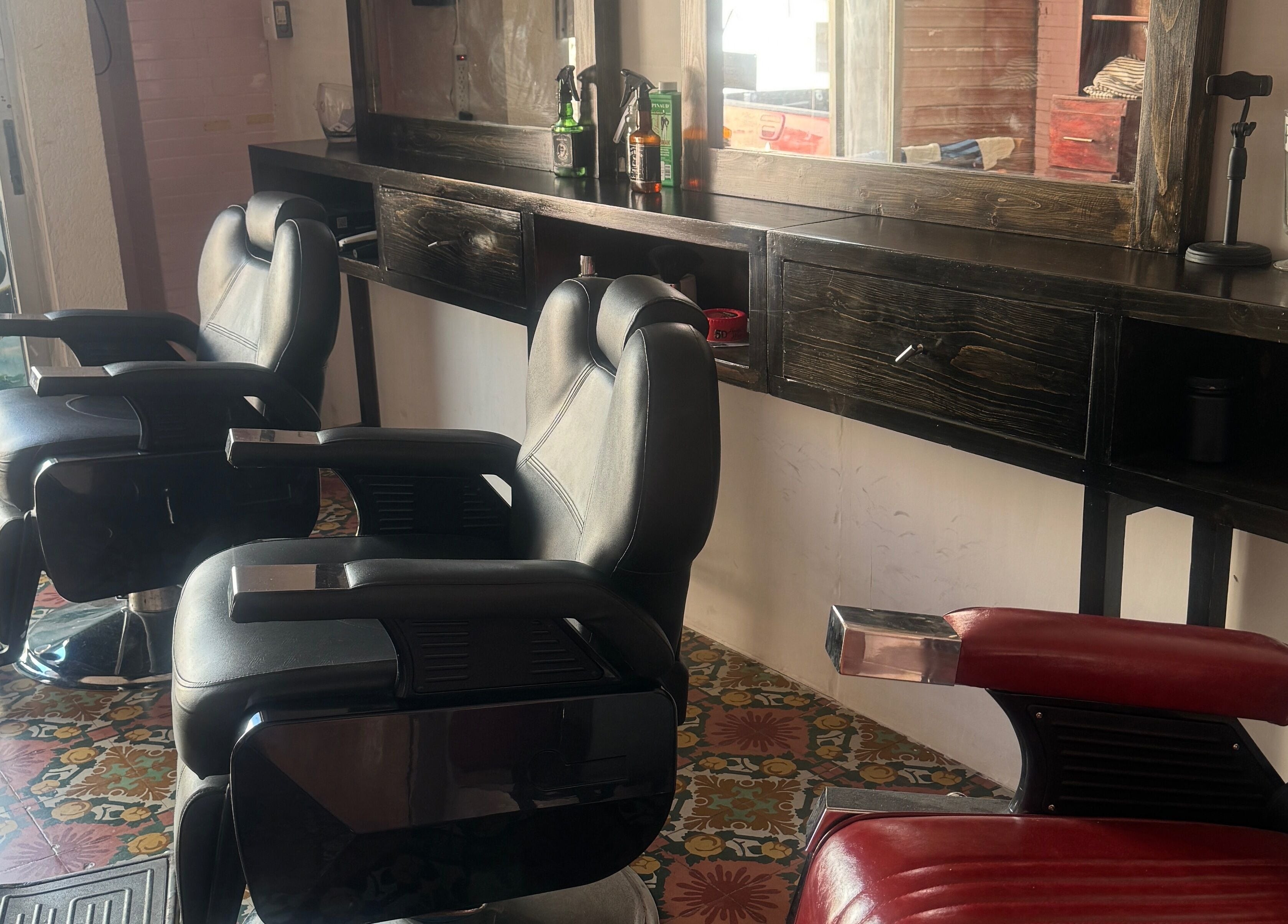 Interior moderno de Lado Norte Barberia en Campeche, Campeche, MX con sillones de barbería y espejos amplios.