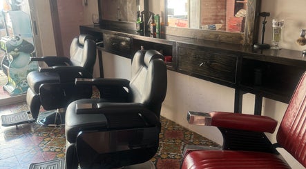 Interior moderno de Lado Norte Barberia en Campeche, Campeche, MX con sillones de barbería y espejos amplios.