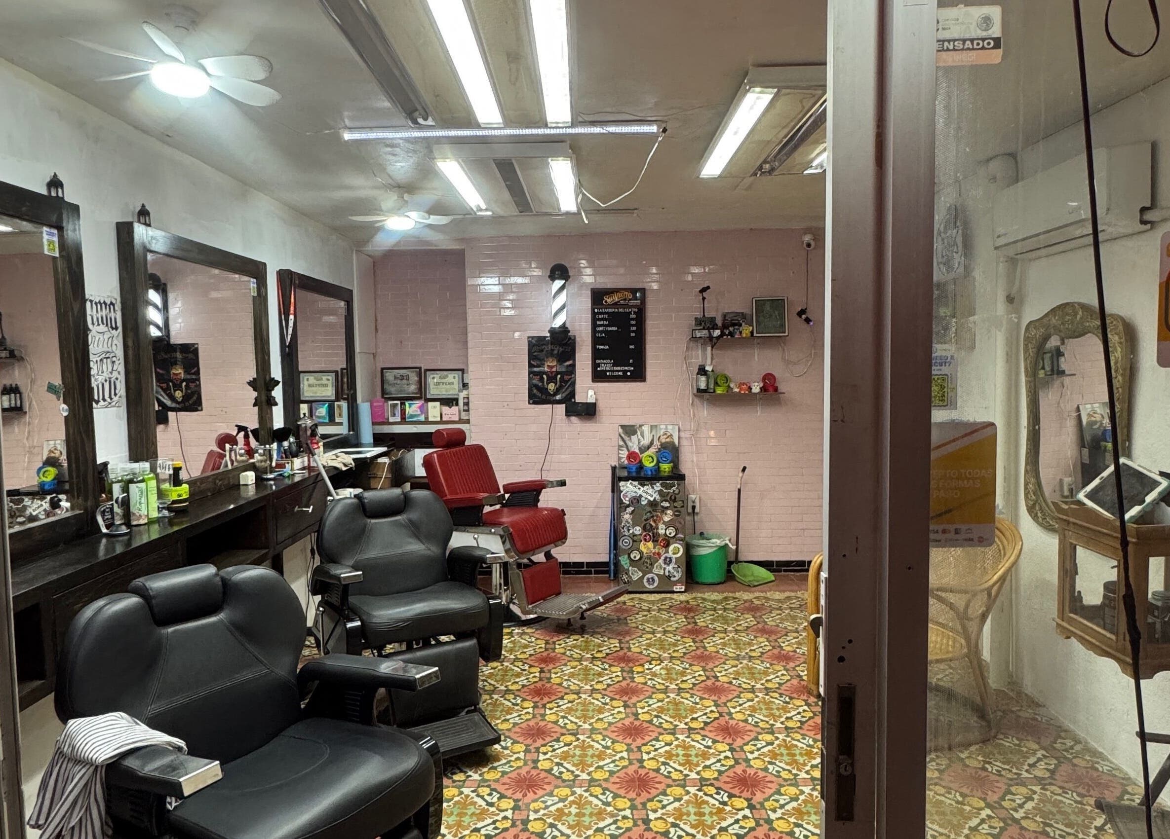 Interior de Lado Norte Barberia en Campeche, Campeche, MX con sillas de barbería clásicas y espejo amplio.