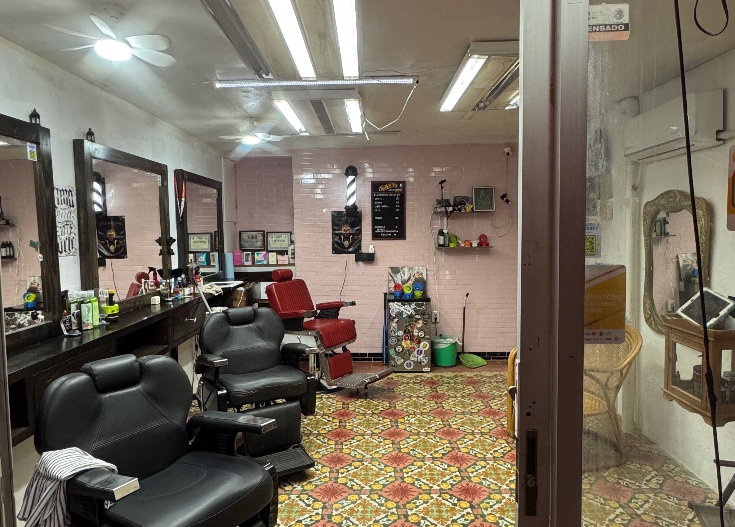 Interior de Lado Norte Barberia en Campeche, Campeche, MX con sillas de barbería clásicas y espejo amplio.