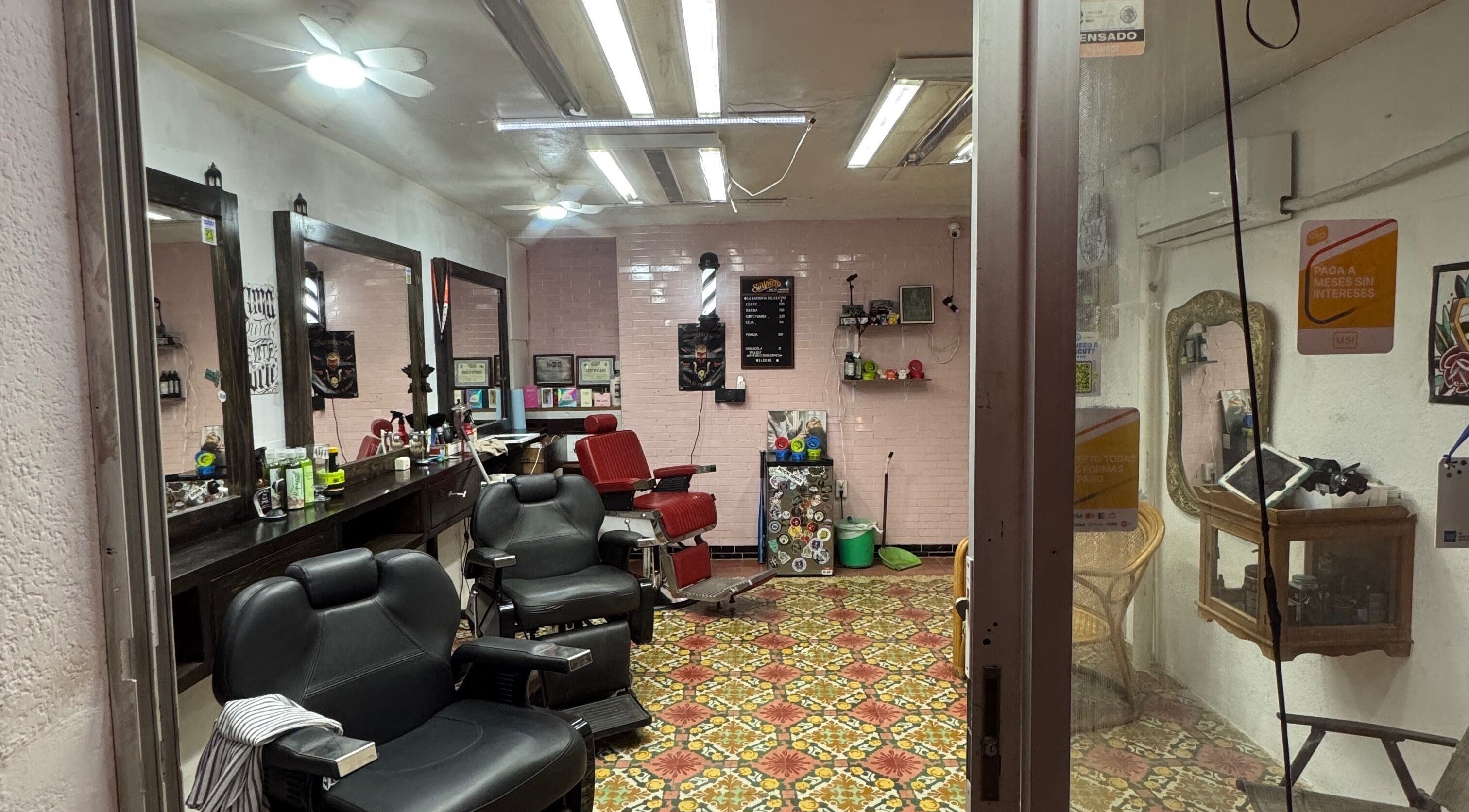 Interior de Lado Norte Barberia en Campeche, Campeche, MX con sillas de barbería clásicas y espejo amplio.