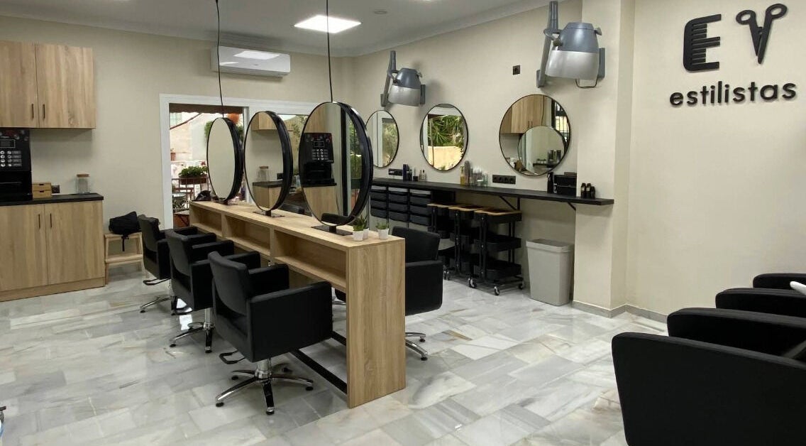 Modern salon interior at Erica Villegas Estilistas in Nerja, Andalucía, ES with stylish chairs and mirrors.