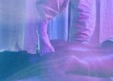 Deep Flow Therapy offers rejuvenating massages in soothing hues in London, England, GB.